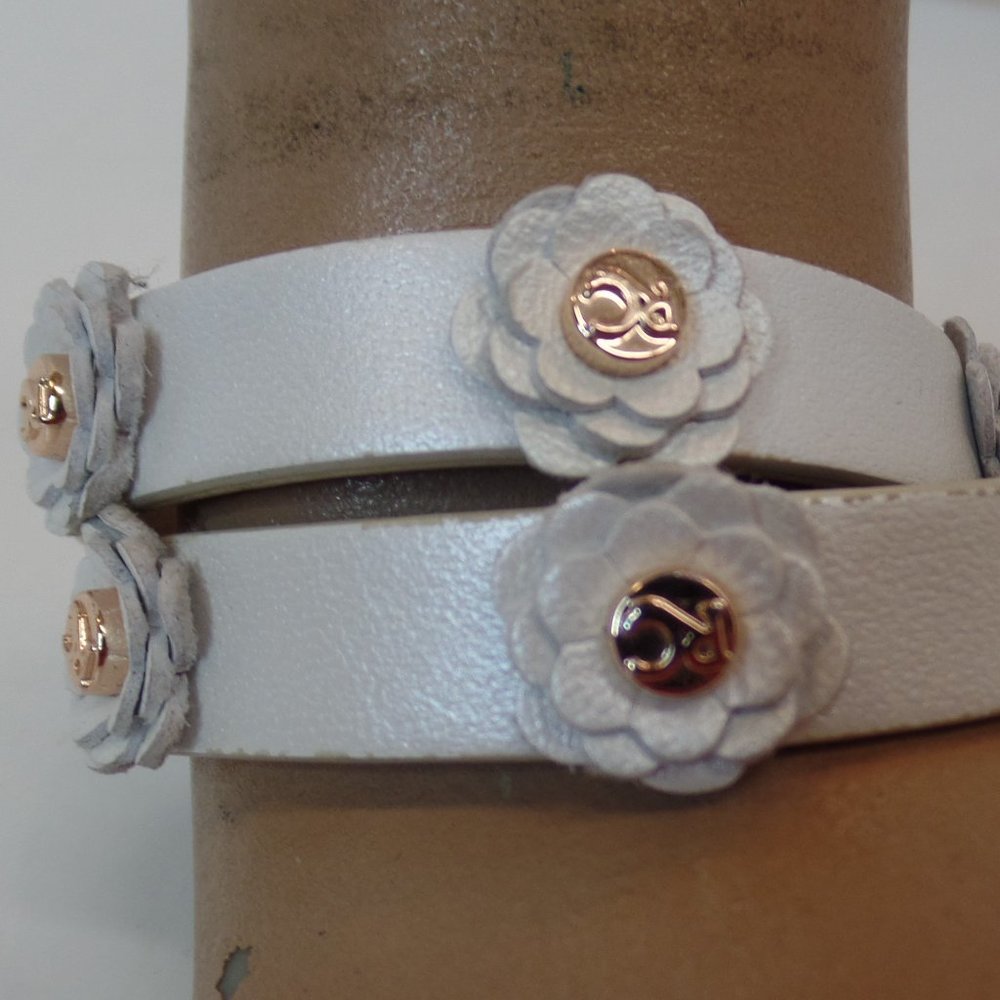 RUSTIC CUFF WHITE DOUBLE WRAP LEATHER BRACELET ROSE TONE ACCENTS FLOWERS Pre Own